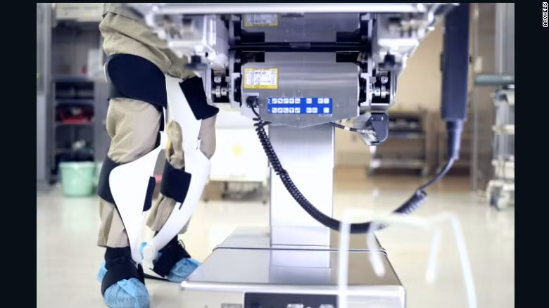 Giá đỡ cho chân: Thiết bị đeo này có thể được sử dụng như một chiếc ghế, giúp những người làm công việc thường xuyên phải đứng, giúp giảm bớt sức ép cơ thể lên bàn chân của họ