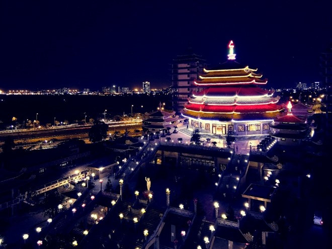 Ảnh chụp với ISO 100, phơi sáng 2,3 giây, WB đèn huỳnh quang và đã hậu kỳ bằng chế độ tích hợp sẵn trên máy. Ảnh chụp với ISO 100, phơi sáng 2,3 giây, WB đèn huỳnh quang và đã hậu kỳ bằng chế độ tích hợp sẵn trên máy.