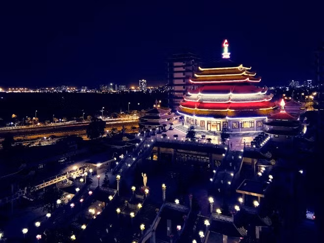 Ảnh chụp với ISO 100, phơi sáng 2,3 giây, WB đèn huỳnh quang và đã hậu kỳ bằng chế độ tích hợp sẵn trên máy. Ảnh chụp với ISO 100, phơi sáng 2,3 giây, WB đèn huỳnh quang và đã hậu kỳ bằng chế độ tích hợp sẵn trên máy.