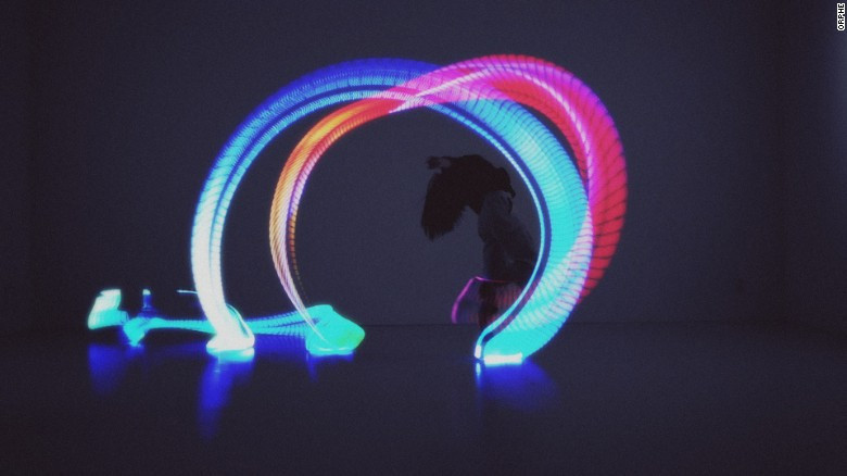 Đế giày thông minh: Nó được trang bị gần 100 đèn Led và càm biến chuyển động để tạo ra các mô hình di chuyển khi biểu diễn. Thiết bị dành cho riêng cho vũ công và những người biểu diễn.