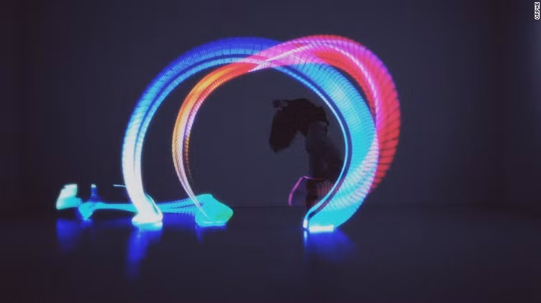 Đế giày thông minh: Nó được trang bị gần 100 đèn Led và càm biến chuyển động để tạo ra các mô hình di chuyển khi biểu diễn. Thiết bị dành cho riêng cho vũ công và những người biểu diễn.