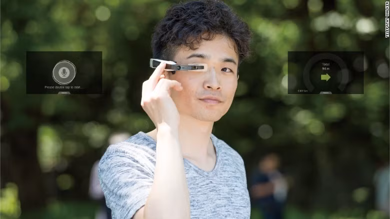 Kính thông minh: Là một phiên bản Google Glass của Nhật. Trong khi Google Glass đang khá mơ hồ về khả năng thành công thì chiếc kính này được kỳ vọng nhiều hơn. Nó hỗ trợ cả tính năng thực tế ảo, dịch ngôn ngữ thời gian thực, có thể điều khiển bằng giọng nói.