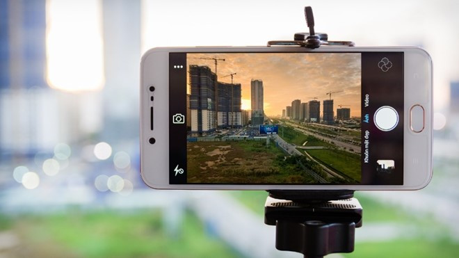 Camera sau 13 MP có khả năng lấy nét siêu nhạy trong 0,1 giây. Tốc độ khởi động, chụp và lưu ảnh nhanh. Đi sâu vào trong các tùy chọn, chế độ chụp được trang bị sẵn trên máy dễ dàng phục vụ những đối tượng nhiếp ảnh từ cơ bản đến nâng cao. Camera sau 13 MP có khả năng lấy nét siêu nhạy trong 0,1 giây. Tốc độ khởi động, chụp và lưu ảnh nhanh. Đi sâu vào trong các tùy chọn, chế độ chụp được trang bị sẵn trên máy dễ dàng phục vụ những đối tượng nhiếp ảnh từ cơ bản đến nâng cao.