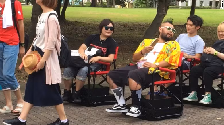 Ghế tự lái: Sản phẩm này của Nissan hướng tới những người lười vận động. Họ chỉ cần ngồi trên đó và bấm nút là nó có thể di chuyển. Chiếc ghế cũng được gắn cảm biến để tránh va chạm với các vật khác trên đường di chuyển