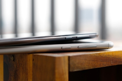 Cạnh phải của hai đều là vị trí đặt phím nguồn và phím tăng giảm âm lượng.