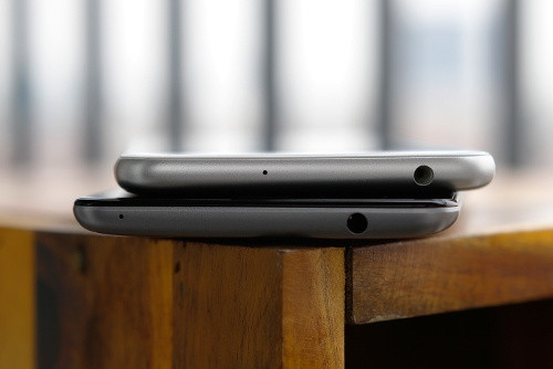 Cạnh đỉnh là vị trí của giắc cắm tai nghe 3,5mm và mic thoại.