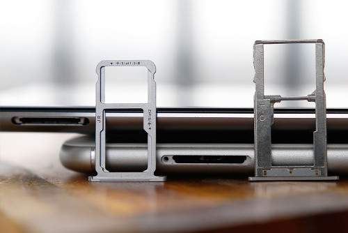 Cạnh trái là là khay SIM kép với thẻ nhớ, cho phép dùng 2 SIM (Nano và Micro SIM) hoặc 1 MicroSIM và 1 thẻ MicroSD cùng lúc.