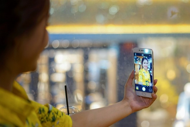 Camera trước được trang bị cảm biến SONY IMX376 tạo dải màu phong phú, hình ảnh độ chi tiết cao. Camera trước được trang bị cảm biến SONY IMX376 tạo dải màu phong phú, hình ảnh độ chi tiết cao.