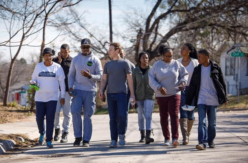 Mark Zuckerberg cùng với người dân của Oak Cliff, gần Dallas, Texas. 