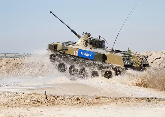 Xe bộ binh chiến đấu BMD vượt chướng ngại vật nước
