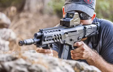 Súng trường tấn công AK Alpha - phiên bản Kalashnikov USA (Video) ảnh 1