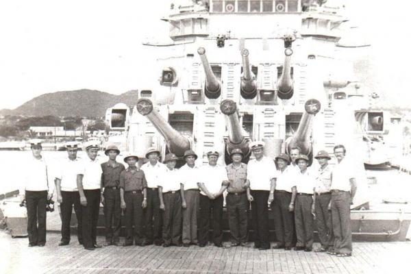 Các chiến sĩ hải quân Việt Nam và Liên Xô chụp ảnh kỷ nhiệm tại Cam Ranh