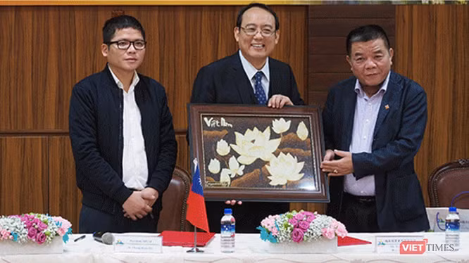 Ông Trần Duy Tùng (ngoài cùng bên trái) và ông Trần Bắc Hà (ngoài cùng bên phải) tại một sự kiện