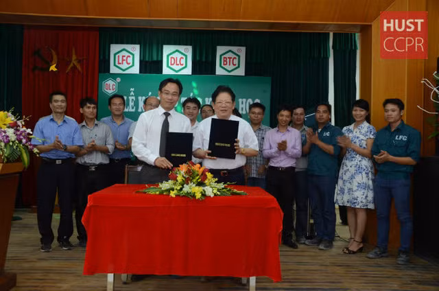  Ông Đào Hữu Huyền (hàng trên, bên phải) 