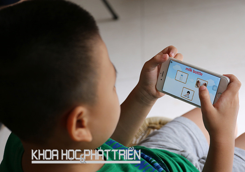 Bé Nguyễn Nam Anh (4 tuổi, Hà Nội) đang học tiếng Anh trên phần mềm Monkey junior. Ảnh: Thanh Hằng. 