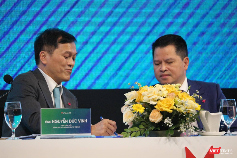 Chủ tịch VPBank Ngô Chí Dũng (bên phải) và Tổng giám đốc Nguyễn Đức Vinh - 'cặp bài trùng' làm nên sự thành công của VPBank trong thập kỷ qua Chủ tịch VPBank Ngô Chí Dũng (bên phải) và Tổng giám đốc Nguyễn Đức Vinh - 'cặp bài trùng' làm nên sự thành công của VPBank trong thập kỷ qua