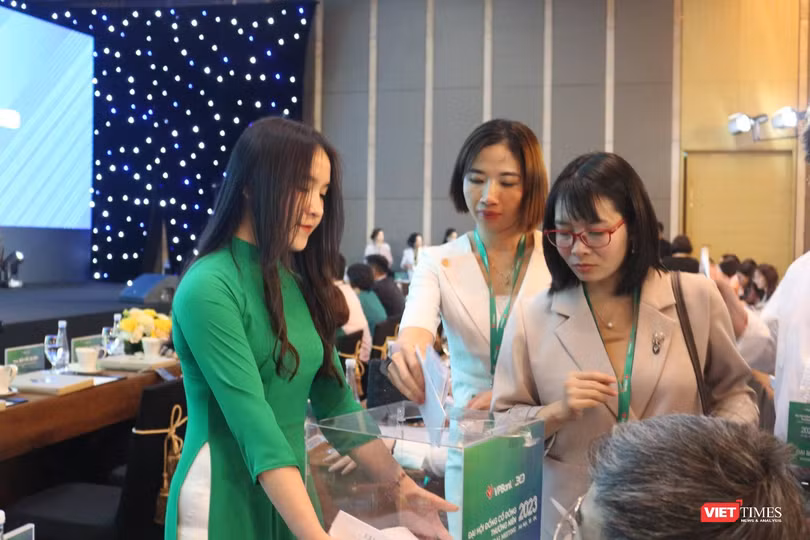 AGM 2023 của VPBank: Tham gia tái cơ cấu TCTD yếu kém, tự tin mục tiêu lợi nhuận tỉ USD ảnh 23