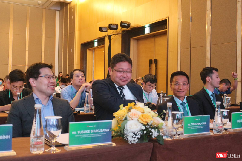 Đại diện của SMFG có mặt tại AGM 2023 của VPBank từ khá sớm, trong đó có các ông Yusuke Shukuzawa và Tomohiko Tani. Họ đều là Phó Chủ tịch cấp cao phụ trách Phát triển kinh doanh (Senior Vice President Business Development Dept) của SMFG Đại diện của SMFG có mặt tại AGM 2023 của VPBank từ khá sớm, trong đó có các ông Yusuke Shukuzawa và Tomohiko Tani. Họ đều là Phó Chủ tịch cấp cao phụ trách Phát triển kinh doanh (Senior Vice President Business Development Dept) của SMFG