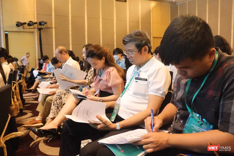 AGM 2023 của VPBank: Tham gia tái cơ cấu TCTD yếu kém, tự tin mục tiêu lợi nhuận tỉ USD ảnh 25