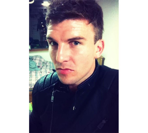 Anh chàng bảnh trai... nhưng bạn có thấy hình ảnh trong gương ở phía sau không?