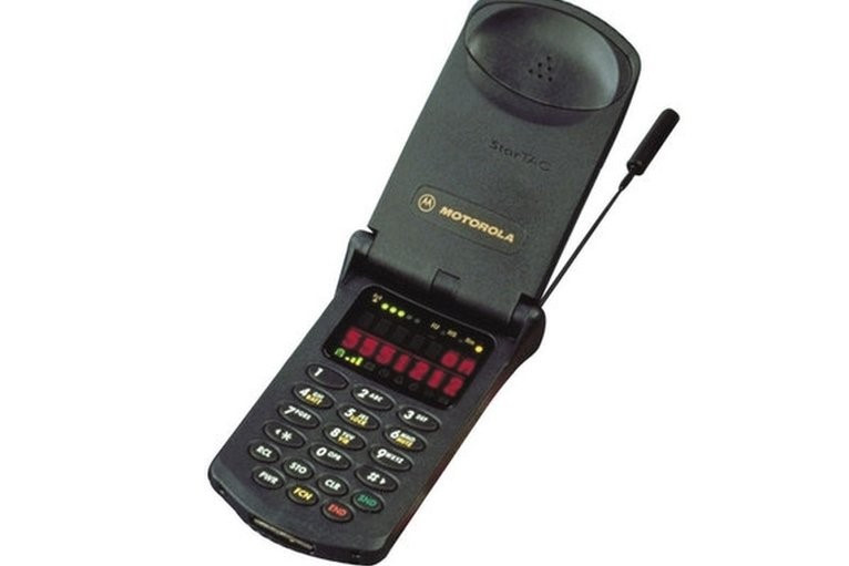 Motorola StarTAC:Năm 1996, Motorola giới thiệu chiếc StarTAC với thiết kế nắp gập đầu tiên có giá 1.000 USD. Model này nhanh chóng trở thành hiện tượng và luôn xuất hiện trên phim ảnh. Một số tính năng “tiên phong” có trên Motorola StarTAC bao gồm chuông báo kết hợp rung, hiển thị các cột xanh thể hiện mức độ sóng. Motorola StarTAC:Năm 1996, Motorola giới thiệu chiếc StarTAC với thiết kế nắp gập đầu tiên có giá 1.000 USD. Model này nhanh chóng trở thành hiện tượng và luôn xuất hiện trên phim ảnh. Một số tính năng “tiên phong” có trên Motorola StarTAC bao gồm chuông báo kết hợp rung, hiển thị các cột xanh thể hiện mức độ sóng.