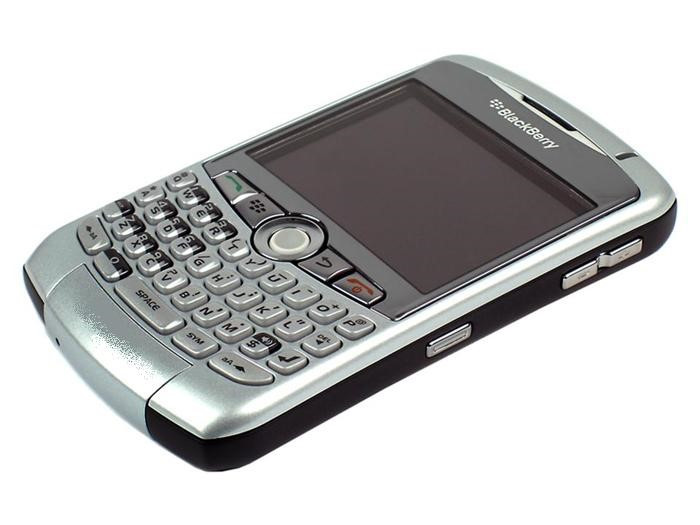 BlackBerry Curve:Dòng smartphone cá nhân BlackBerry Curve ra mắt vào tháng 3/2007, khi iPhone chỉ mới được giới thiệu. Ông hoàng di động BlackBerry lúc này vẫn không mảy may biết đến mối đe dọa từ một công ty nhiều lần đứng bên bờ phá sản và chỉ mới đứng dậy sau thất bại Apple. BlackBerry Curve nhanh chóng được ưa chuộng bởi các doanh nhân do khả năng bảo mật và soạn thảo email, quản lý email nhanh chóng cũng như kết nối GPS, Wi-Fi. BlackBerry Curve:Dòng smartphone cá nhân BlackBerry Curve ra mắt vào tháng 3/2007, khi iPhone chỉ mới được giới thiệu. Ông hoàng di động BlackBerry lúc này vẫn không mảy may biết đến mối đe dọa từ một công ty nhiều lần đứng bên bờ phá sản và chỉ mới đứng dậy sau thất bại Apple. BlackBerry Curve nhanh chóng được ưa chuộng bởi các doanh nhân do khả năng bảo mật và soạn thảo email, quản lý email nhanh chóng cũng như kết nối GPS, Wi-Fi.