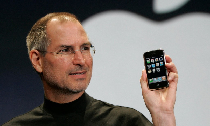 Apple iPhone:Với slogan “Apple tái phát minh di động”, chiếc iPhone đầu tiên ra mắt vào năm 2007 đánh dấu bước ngoặt mới trong làng công nghệ. iPhone khơi mào cho cuộc đua smartphone mà Apple là kẻ dẫn đầu với công nghệ màn hình cảm ứng đa điểm, nút Home vật lý hay thiết kế khác biệt. iPhone đời đầu nhanh chóng biến những người sử dụng nó thành đứa trẻ bị cuốn hút bởi món đồ chơi mới lạ và là một phần trong ký ức nhiều người. Apple iPhone:Với slogan “Apple tái phát minh di động”, chiếc iPhone đầu tiên ra mắt vào năm 2007 đánh dấu bước ngoặt mới trong làng công nghệ. iPhone khơi mào cho cuộc đua smartphone mà Apple là kẻ dẫn đầu với công nghệ màn hình cảm ứng đa điểm, nút Home vật lý hay thiết kế khác biệt. iPhone đời đầu nhanh chóng biến những người sử dụng nó thành đứa trẻ bị cuốn hút bởi món đồ chơi mới lạ và là một phần trong ký ức nhiều người.