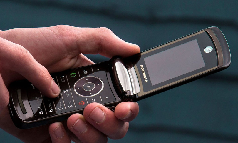 Motorola Razr:Di động nắp gập thiết kế mỏng và bàn phím T9 này ngay lập tức trở thành biểu tượng của thiết kế sang trọng, tinh tế vào cuối những năm 2000. Cũng như Motorola StarTAC, Razr liên tục xuất hiện trên phim ảnh và nhanh chóng nhận được sự yêu mến từ người dùng. Motorola Razr:Di động nắp gập thiết kế mỏng và bàn phím T9 này ngay lập tức trở thành biểu tượng của thiết kế sang trọng, tinh tế vào cuối những năm 2000. Cũng như Motorola StarTAC, Razr liên tục xuất hiện trên phim ảnh và nhanh chóng nhận được sự yêu mến từ người dùng.