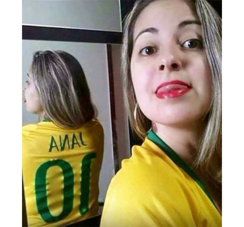 Tấm gương phản chủ, khiến những chữ cái in trên áo hiển thị ngược thành anal (hậu môn).