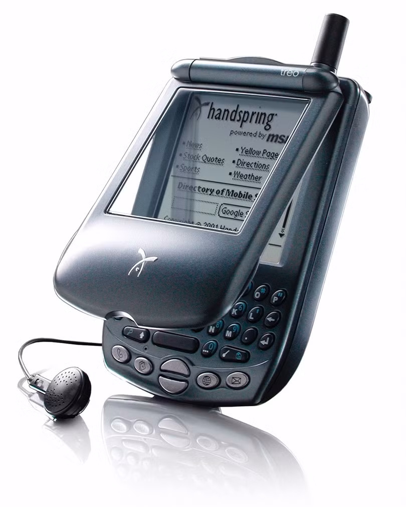 Treo 180:Còn được biết đến như Palm Treo, di động nắp gập kết hợp màn hình cảm ứng đơn sắc này là sản phẩm của hãng sản xuất thiết bị trợ lý kỹ thuật số Handspring. Khả năng soạn thảo, chỉnh sửa tin nhắn linh hoạt, thao tác dùng bút “chọc” vào màn hình, bộ nhớ lớn hơn rất nhiều so với các dòng di động cùng thời hay lướt web cùng trình duyệt Blazer là những kỷ niệm của người dùng với Treo 180.