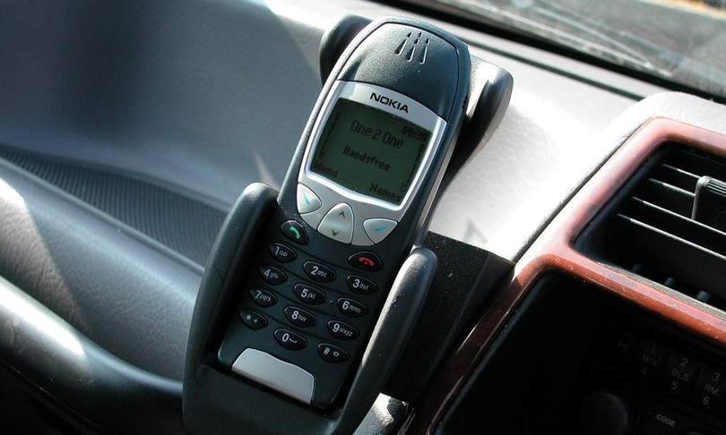 Nokia 6210:Đây là một trong những mẫu di động “cục gạch” đầu tiên trên thế giới. Tuy có kiểu dáng thiết kế cơ bản không nắp gập hay bàn phím QWERTY, Nokia 6210 và những model tương tự lại trở thành huyền thoại trong lòng người dùng. Đáp ứng tốt nhu cầu nghe gọi, nhắn tin và có thể hoạt động 9 ngày chỉ với một lần sạc, máy vẫn còn được lưu giữ và sử dụng hàng ngày bởi nhiều tín đồ Nokia. Nokia 6210:Đây là một trong những mẫu di động “cục gạch” đầu tiên trên thế giới. Tuy có kiểu dáng thiết kế cơ bản không nắp gập hay bàn phím QWERTY, Nokia 6210 và những model tương tự lại trở thành huyền thoại trong lòng người dùng. Đáp ứng tốt nhu cầu nghe gọi, nhắn tin và có thể hoạt động 9 ngày chỉ với một lần sạc, máy vẫn còn được lưu giữ và sử dụng hàng ngày bởi nhiều tín đồ Nokia.