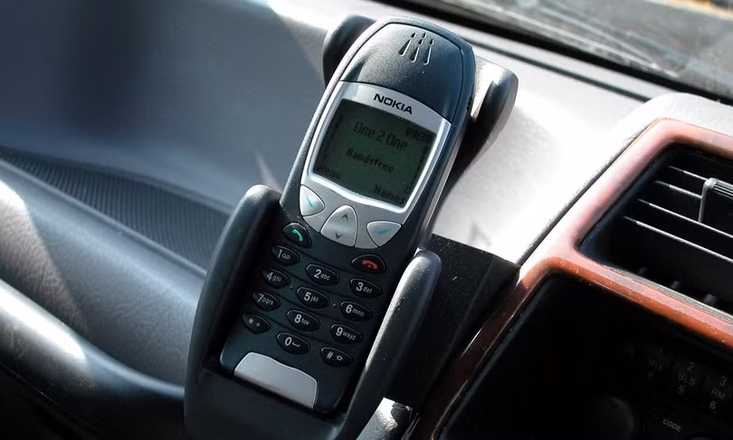 Nokia 6210:Đây là một trong những mẫu di động “cục gạch” đầu tiên trên thế giới. Tuy có kiểu dáng thiết kế cơ bản không nắp gập hay bàn phím QWERTY, Nokia 6210 và những model tương tự lại trở thành huyền thoại trong lòng người dùng. Đáp ứng tốt nhu cầu nghe gọi, nhắn tin và có thể hoạt động 9 ngày chỉ với một lần sạc, máy vẫn còn được lưu giữ và sử dụng hàng ngày bởi nhiều tín đồ Nokia.
