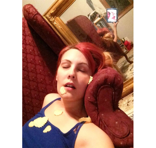 "Đang ngủ thì bị chụp trộm". Hãy nhìn tấm gương phía sau để biết ai đang cầmtablet chụp ảnh.