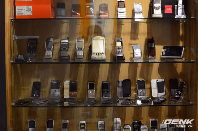 Những chiếc máy và phụ kiện đầy đủ song hành cùng quá khứ đập ngay vào mắt khách ghé thăm!