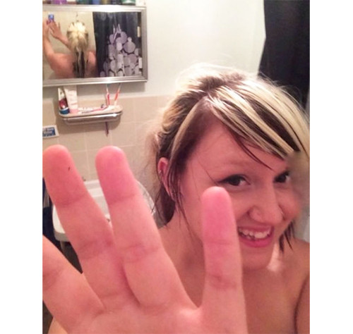 "Bạn trai nghịch ngợm, vào tận nhà tắm để chụp ảnh tôi". Nhưng tấm gương phía sao cho thấy có bạn trai nào đâu nhỉ?