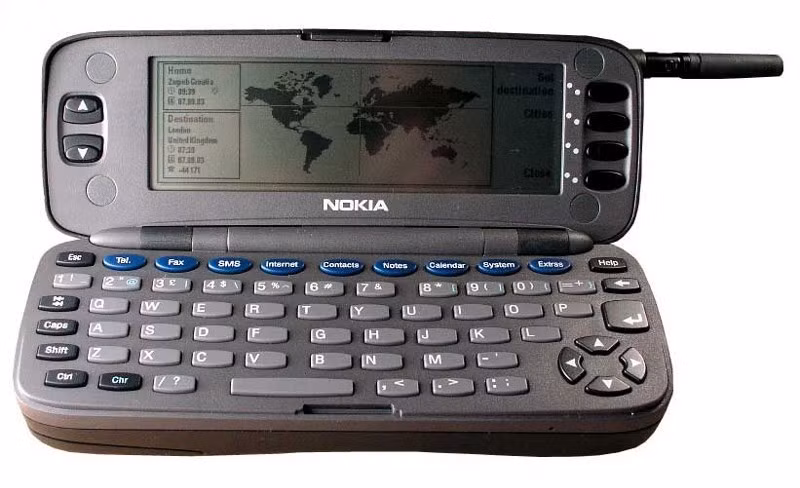 Nokia 9000 Communicatior:Sử dụng nền tảng GeoWork GEOS V3.0, bộ lưu trữ 8 MB kết hợp thiết kế nắp gập và bàn phím QWERTY, chiếc Nokia 9000 Communicator là smartphone đầu tiên của thế kỷ trước. Máy sử dụng màn hình LCD 4,5 inch có mật độ điểm ảnh lên đến 148 PPI, chip xử lý Intel 386EX. Người dùng có thể nghe gọi, gửi tin nhắn và lướt web trên Nokia 9000 Communicator.