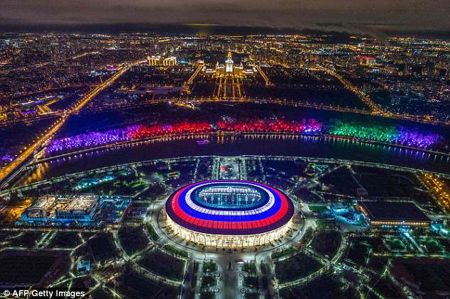 Luzhniki Stadium tại Moscow đẹp rực rỡ về đêm, bao quanh là dòng sông Moskva. Ảnh: AFP/Getty Images Luzhniki Stadium tại Moscow đẹp rực rỡ về đêm, bao quanh là dòng sông Moskva. Ảnh: AFP/Getty Images