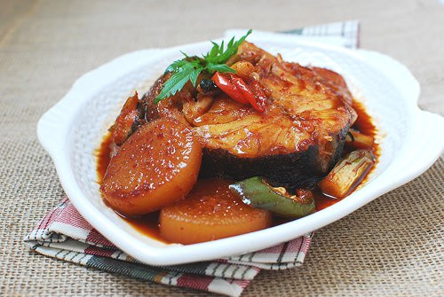 "Daegu jorim" - Cá tuyết nướng với củ cải, đậu nành và rau củ đặc trưng của Châu Á. Ảnh: AeriKitchen "Daegu jorim" - Cá tuyết nướng với củ cải, đậu nành và rau củ đặc trưng của Châu Á. Ảnh: AeriKitchen