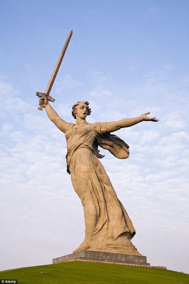 Tượng đài "Đất mẹ vẫy gọi" (Motherland Calling) được xây dựng để kỷ niệm trận chiến khốc liệt tại Stalingrad trong Thế Chiến II. Ảnh: Alamy Tượng đài "Đất mẹ vẫy gọi" (Motherland Calling) được xây dựng để kỷ niệm trận chiến khốc liệt tại Stalingrad trong Thế Chiến II. Ảnh: Alamy