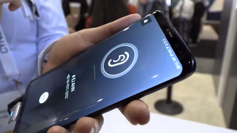 Nguyên mẫu smartphone tích hợp công nghệ truyền âm qua màn hình của Samsung tại SID 2018. Ảnh: SamsungDisplay