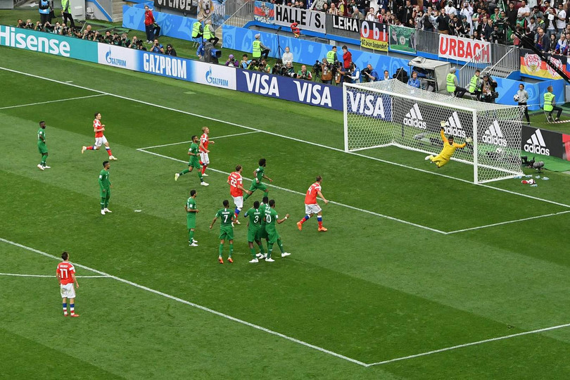 Thủ môn Al-Malouf đoán sai hướng trong pha sút phạt của Golovin. Ảnh: Independent