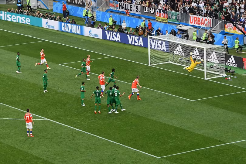 Thủ môn Al-Malouf đoán sai hướng trong pha sút phạt của Golovin. Ảnh: Independent