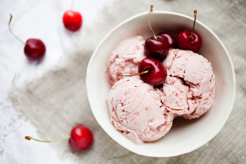 Kem vanilla Häagen-Dazs kèm sốt trái cherry. Ảnh: FarmersAlmaniac Kem vanilla Häagen-Dazs kèm sốt trái cherry. Ảnh: FarmersAlmaniac