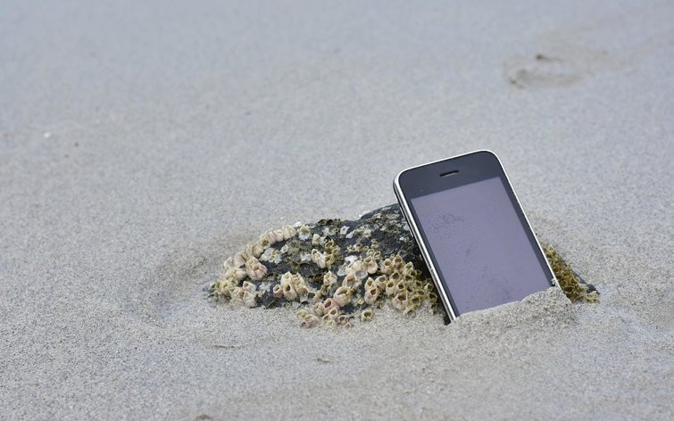 Cát và tạp chất có trong cát có thể làm tắc nghẽn các cổng kết nối, trày xước khung nhôm và lớp kính cường lực Gorilla Glass. Ảnh: DT