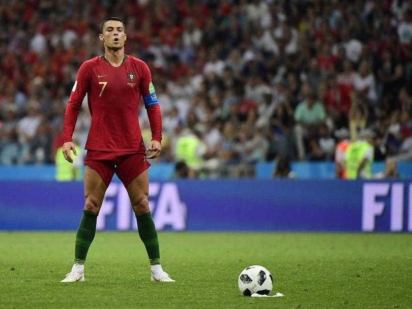 Ronaldo ấn định cú hat-trick thứ 51 bằng 1 pha sút phạt đẹp mắt. Ảnh: Independent Ronaldo ấn định cú hat-trick thứ 51 bằng 1 pha sút phạt đẹp mắt. Ảnh: Independent
