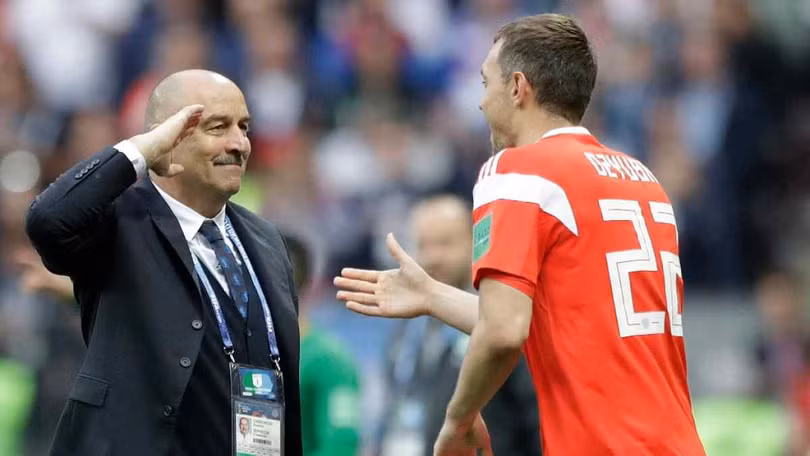 HLV Chercheslov ăn mừng cùng học trò. Ảnh: The Quint