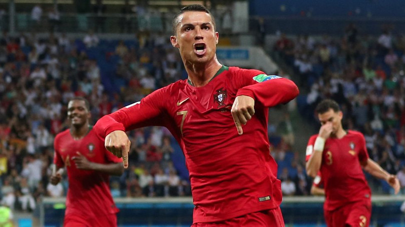 Ronaldo ăn mừng sau khi ghi bàn thắng thứ 3 vào lưới Tây Ban Nha. Ảnh: Independent Ronaldo ăn mừng sau khi ghi bàn thắng thứ 3 vào lưới Tây Ban Nha. Ảnh: Independent
