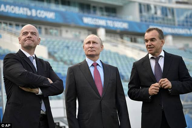 Tổng thống Nga Vladimir Putin và Chủ tịch FIFA Gianni Infantino trong một lần tới quan sát quá trình thi công sân vận động phục vụ World Cup 2018. Ảnh: AP Tổng thống Nga Vladimir Putin và Chủ tịch FIFA Gianni Infantino trong một lần tới quan sát quá trình thi công sân vận động phục vụ World Cup 2018. Ảnh: AP