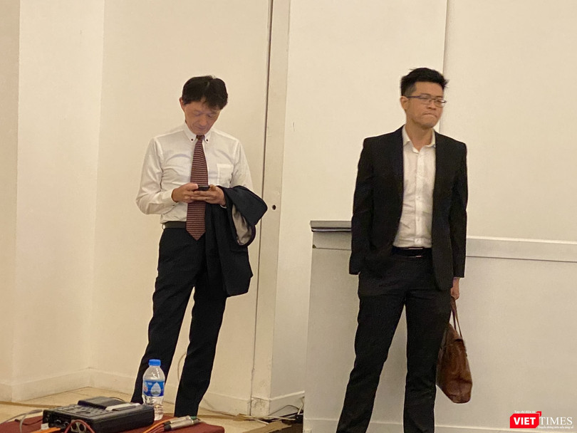 Ông Yutaka Moriwaki (bên trái) ra về khi đại hội không thể tiến hành Ông Yutaka Moriwaki (bên trái) ra về khi đại hội không thể tiến hành