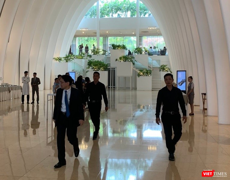 Ông Yasuhiro Saitoh ra về sau khi phiên họp ĐHĐCĐ thường niên năm 2020 của Eximbank vào sáng nay (30/6) không thể tiến hành Ông Yasuhiro Saitoh ra về sau khi phiên họp ĐHĐCĐ thường niên năm 2020 của Eximbank vào sáng nay (30/6) không thể tiến hành